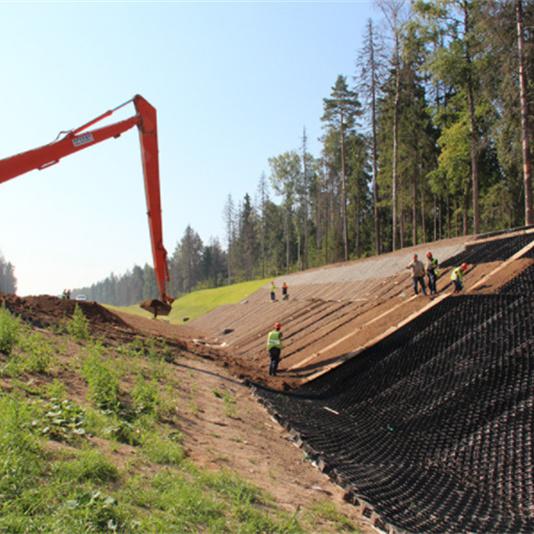 土工格室斜坡与河渠治理